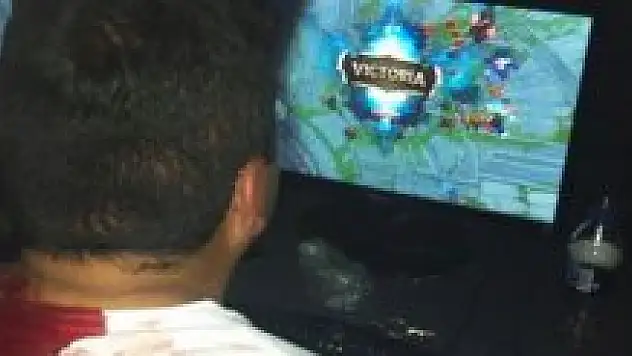LoL Oynarken Sırtından Bıçaklanan Genç, Lig Atlamak İçin Oyuna Devam Etti