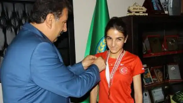 Erciş'te dünya şampiyonu sporcuya ödül