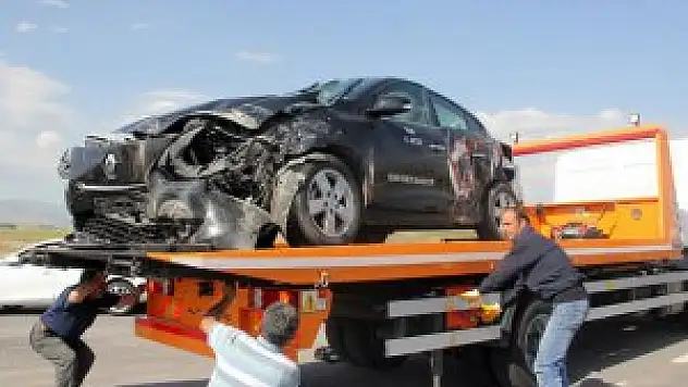 Erzurum'da otomobil kamyonetle çarpıştı: 6 yaralı