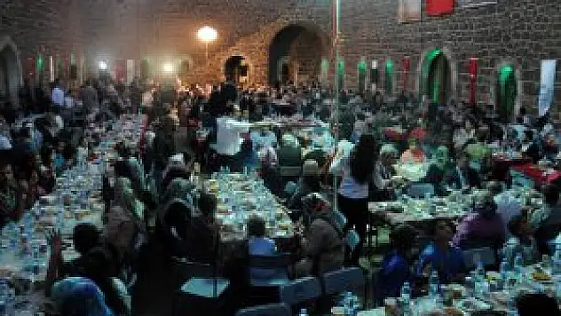 Erzurum Valisi Ahmet Altıparmak, Aziziye Tabyası'nda düzenlenen programda şehit yakınları ve gazilerle iftar yaptı.