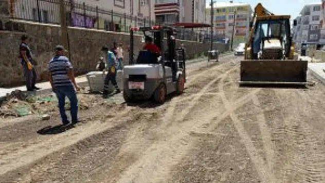 Güroymak'ta mahalle yolları parkeleniyor.