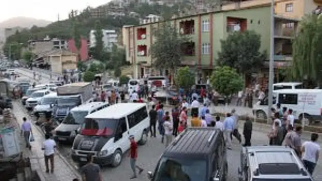 Şemdinli'de taşlı sopalı kavga: 5 yaralı