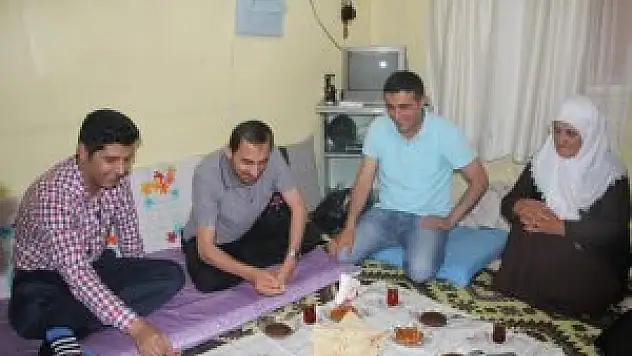 Kaymakam kimsesiz kadına misafir oldu