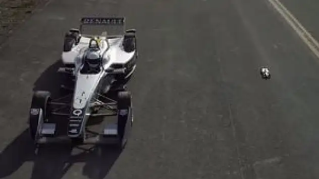 Formula E yarış arabası uzaktan kumandalı model arabaya karşı