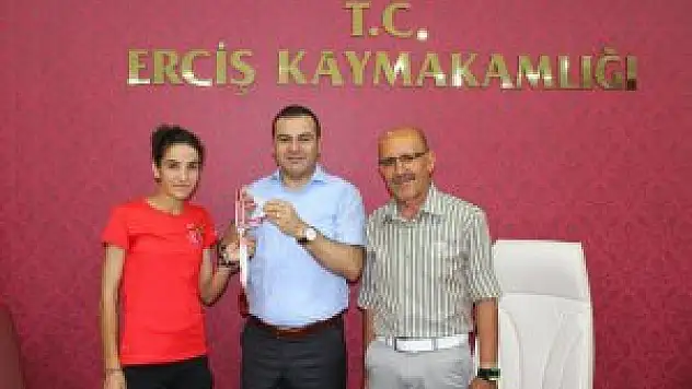 Kaymakam Atalay, başarılı sporcuyu ödüllendirdi