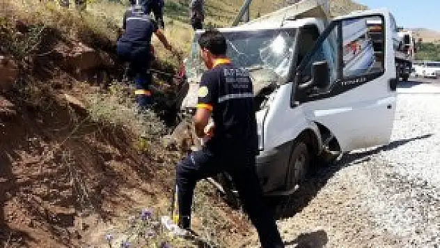 Kamyonet elektrik direğine çarptı: 1 ölü, 2 yaralı