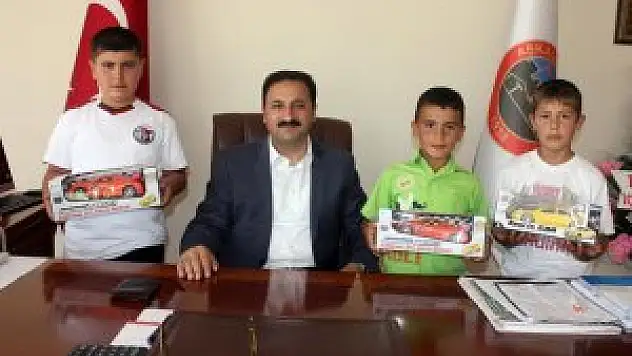 Çocuklar sokakta bulduğu cüzdanı belediyeye götürdü
