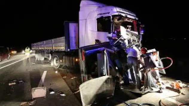 Erzincan'da Otomobil ile tır çarpıştı: 1 ölü, 1 yaralı