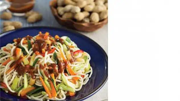 Yer fıstığı soslu noodle