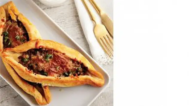 Kıymalı kaşarlı karışık pide