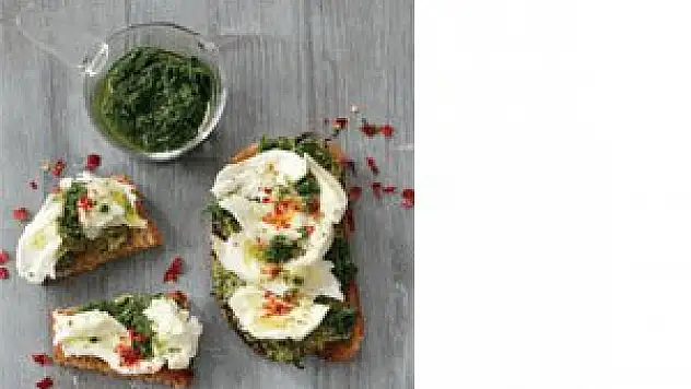 Mozzarella ve pestolu dilim ekmek