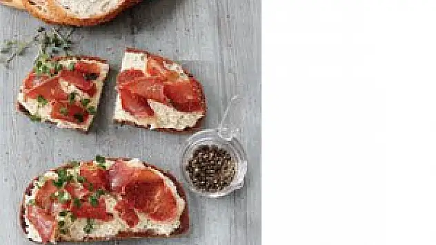 Pastırmalı kuru fasulyeli dilim ekmek