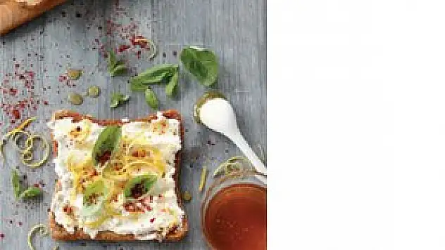 Limonlu ricotta peynirli dilim ekmek