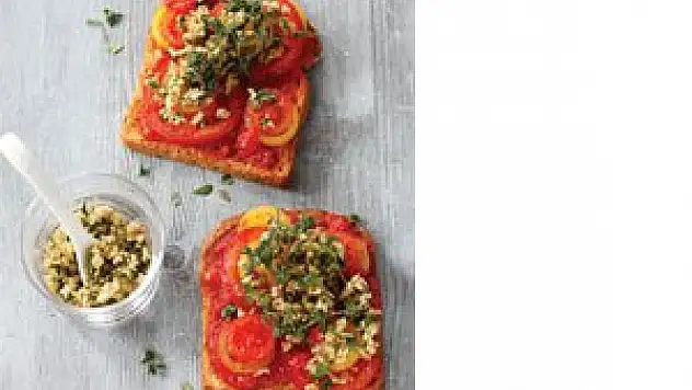 Domatesli yeşil zeytinli dilim ekmek
