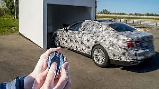 BMW'nin 7 serisinde uzaktan kumandayla park etme özelliği yer alacak
