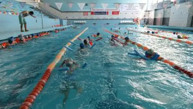 Erzurum'da çocuklara yüzme kursu