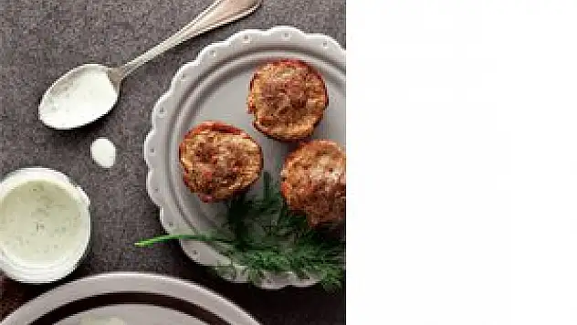 Muffin kalıbında peynir soslu köfte