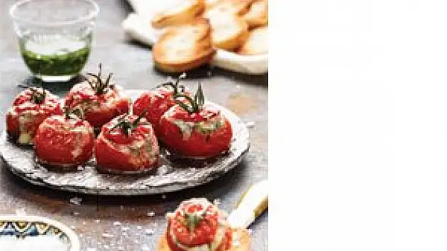 Ezine peynirli ve fesleğenli domates dolması