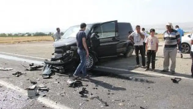 Otomobil ile minibüs çarpıştı: 3 ölü, 2 yaralı