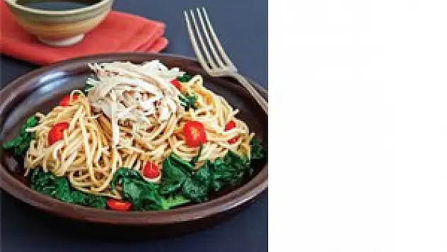 Ispanaklı ve tavuk etli noodle