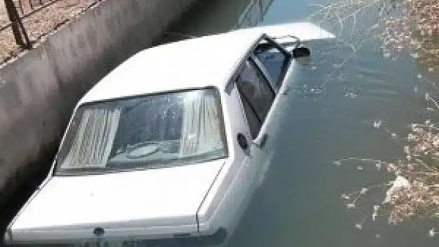 Malatya'da otomobil sulama kanalına devrildi: 4 yaralı