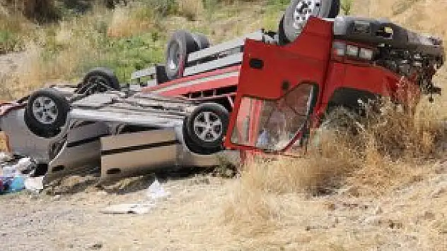 Arızalanan aracı taşıyan çekici devrildi: 6 yaralı