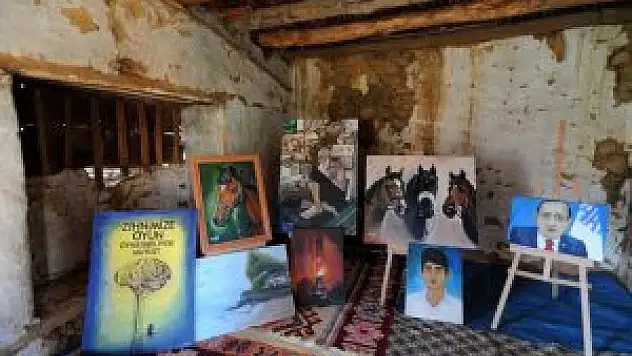 Samanlığı resim atölyesine dönüştürdü
