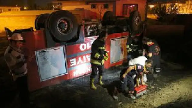 Yangına müdahale eden itfaiye aracı devrildi: 2 yaralı