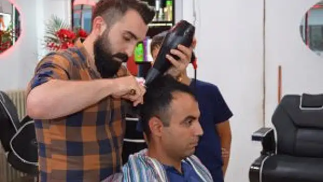 Şehit ve gazi ailelerini ücretsiz tıraş ediyor