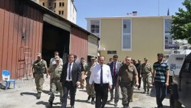 Vali Canbolat, Yüksekova'da incelemelerde bulundu