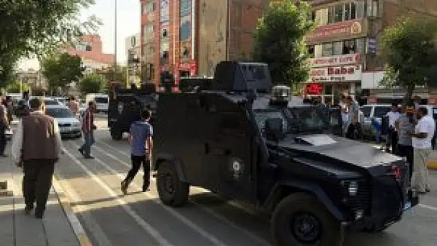 Van'da şüpheli poşet fünyeyle patlatıldı