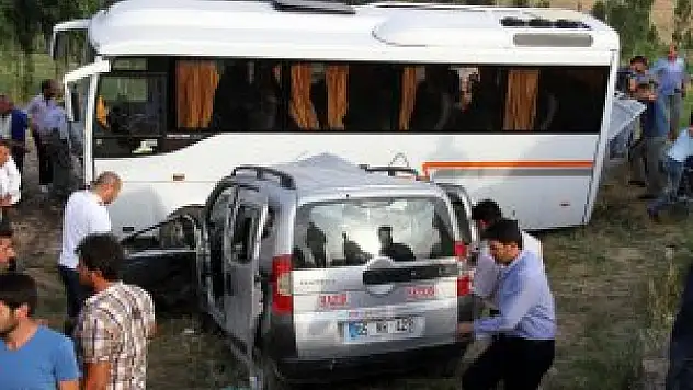 Van'da minibüs kamyonetle çarpıştı: 3 yaralı