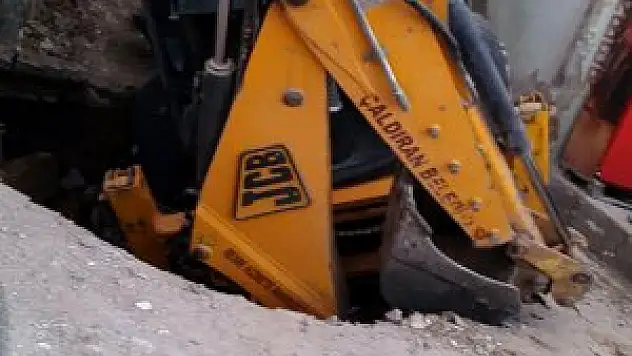Kepçe toprağa gömüldü