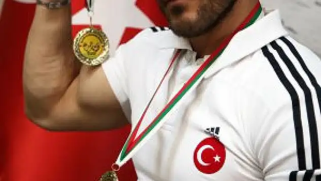Bilek güreşinin engelli şampiyonu