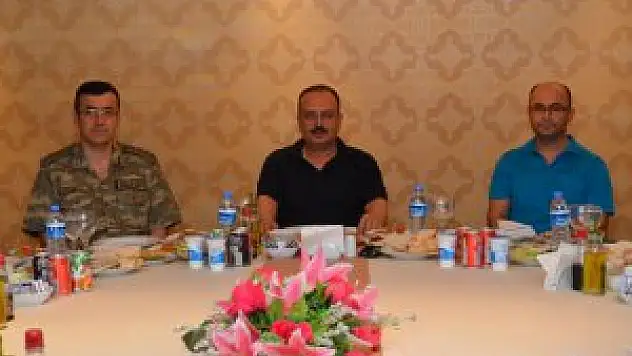Vali Canbolat'tan, İl Jandarma Komutanı Özfidan'a veda yemeği