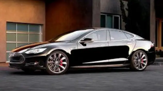 Jeep'den sonra bu kez Tesla Model S hacklendi!