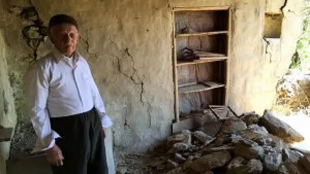 Evi yıkılan 90'lık dede yardım bekliyor
