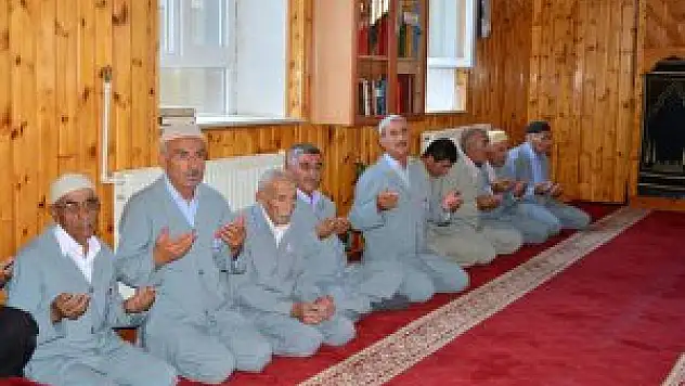 Adilcevaz'da hacı adayları kutsal topraklara uğurlandı