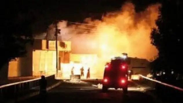 PKK'lılar bomba yüklü aracı jandarma önünde patlattı
