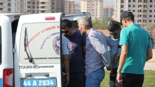Esrarı atıp kaçmaya çalışırken yakalandılar