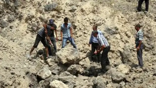 PKK'lılara önlem için kazılan hendeği doldurmaya çalıştılar