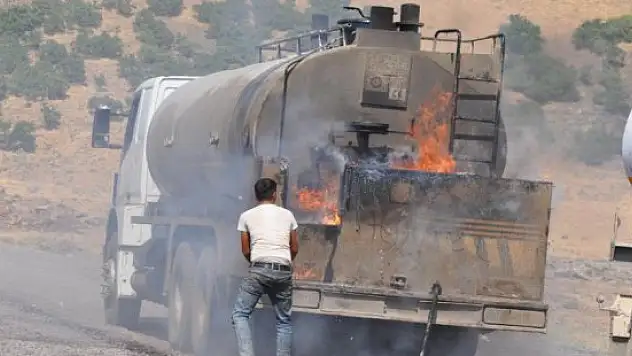 Yol kenarına park edilen tanker alev aldı