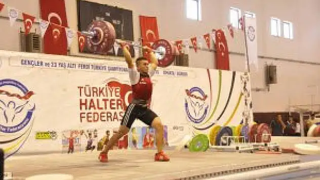 Vanlı haltercilerden büyük başarı