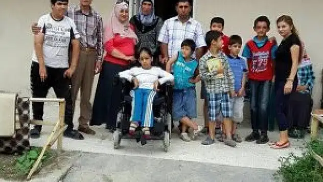 Kağızman'da engelli öğrenciye akülü araç alındı