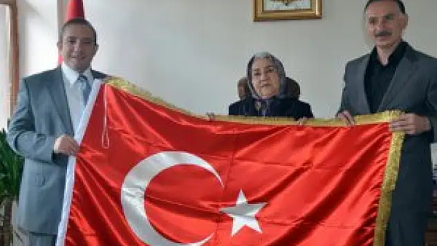 'Bayrak Ana'dan Sarıkamış Kaymakamlığı'na ziyaret