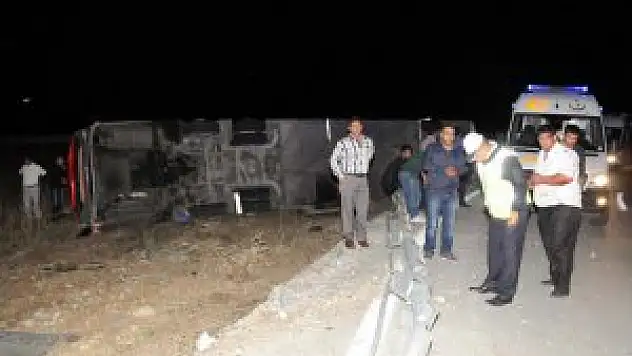 Erzurum'da yolcu otobüsü devrildi: 22 yaralı