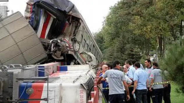 Elazığ'da yolcu treni ile yük treni çarpıştı