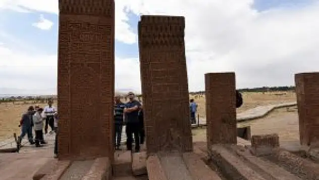 Ahlat'taki tarihi mekanları gezdi