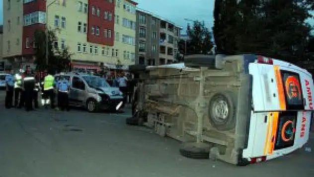 Kars'ta ambulansla otomobil çarpıştı