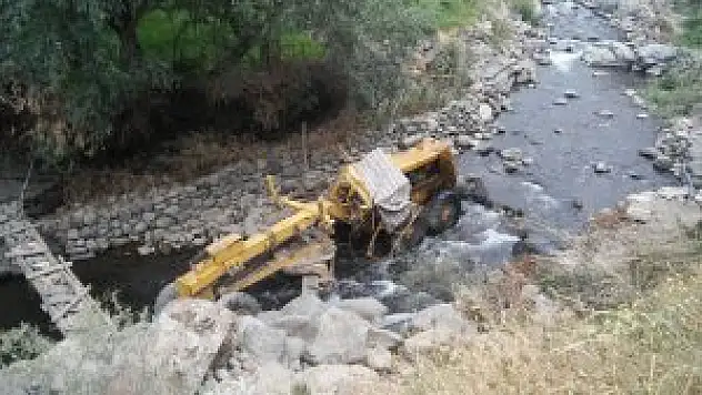 Erzurum'da iş makinesi dereye devrildi